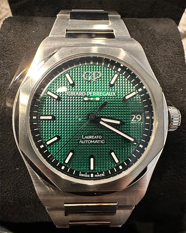 2023 Girard Perregaux Laureato Date 42mm Green Dial 81010.11