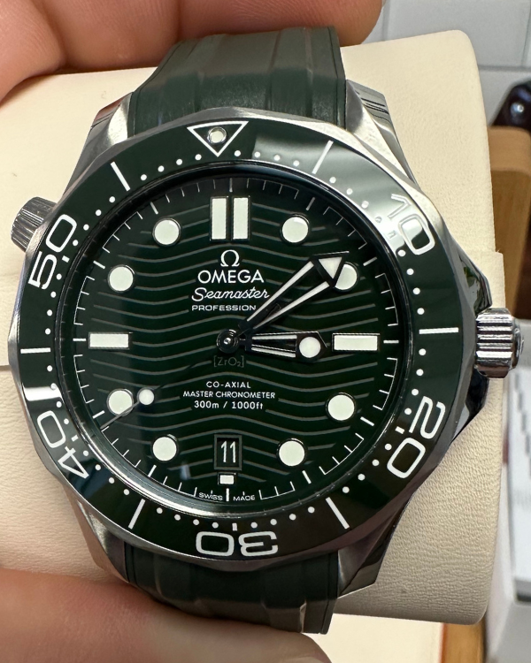 2022 Omega Seamaster ‘Seaweed’ Diver 300M 42MM Rubber Strap Green Dial (210.32.42.20.10.001)