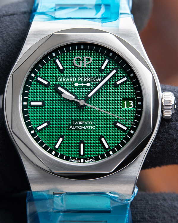 2023 Girard Perregaux Laureato Automatic UNWORN 2023 Steel Green Dial 42 81010 (81010.11.3153.1CM)