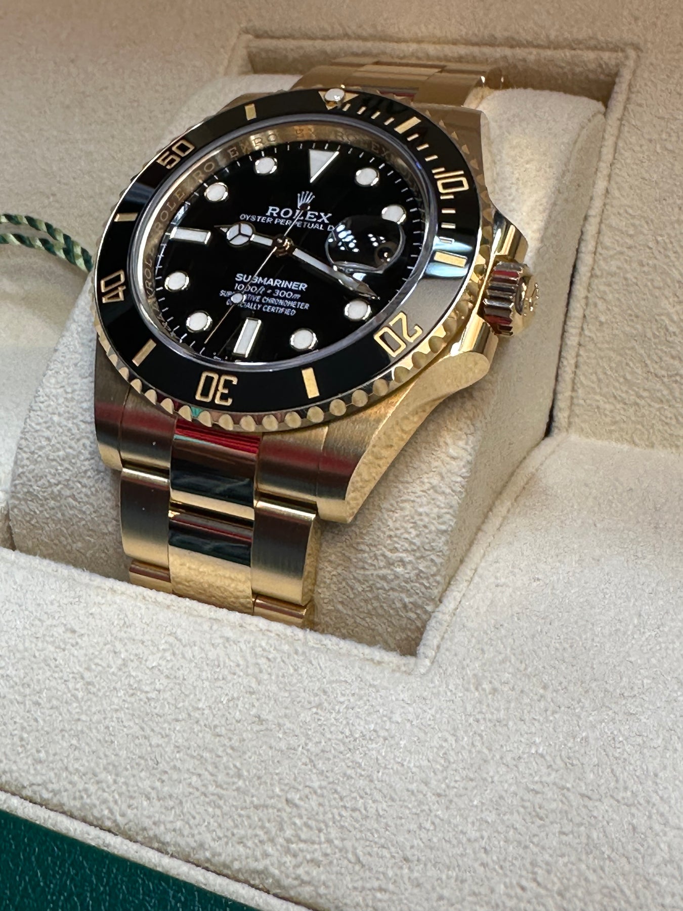 2023-rolex-submariner-date-41mm-black-dial-yellow-gold-oyster-bracelet