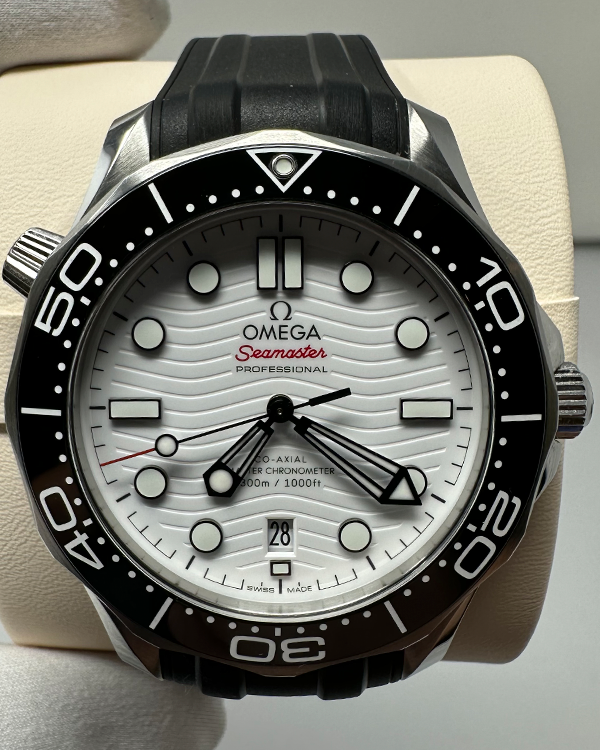 No Reserve - 2022 Omega Seamaster Diver 300M 42MM White Dial Rubber Strap (210.32.42.20.04.001)