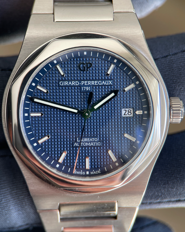 Girard Perregaux Laureato L.E. 225 Pcs 41MM Blue Dial Steel Bracelet (81000-11-431-11A)