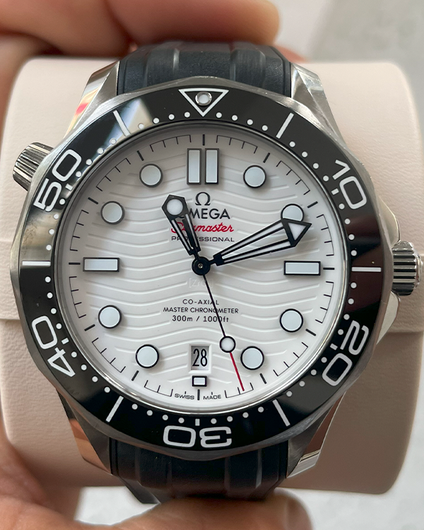 No Reserve - 2023 Omega Seamaster Diver 300M 42MM White Dial Rubber Strap (210.32.42.20.04.001)