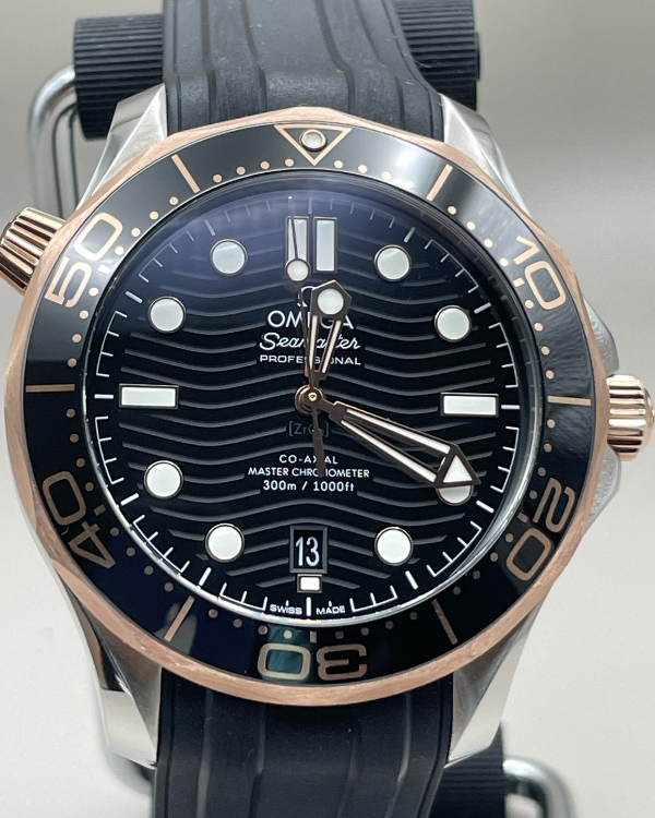 Omega Seamaster Diver 300M Co-Axial Master Chronometer Sedna Gold/Steel Black Dial (210.22.42.20.01.002)