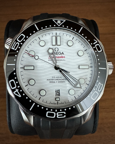 2020 Omega Seamaster Diver 300M 42MM White Dial Rubber Strap (210.30.42.20.04.001)