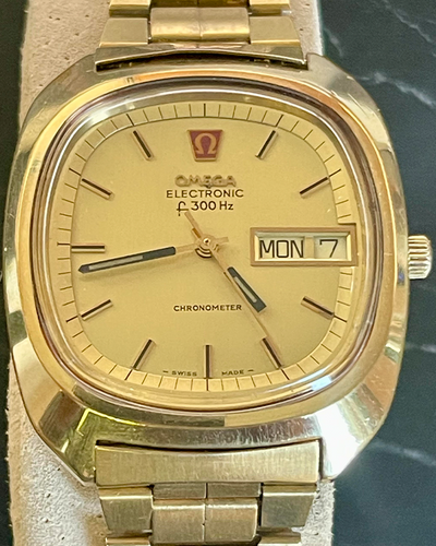 Omega Constellation Electronic F300 Hz Day & Date Chronometer 37.5MM Champagne Dial Yellow Gold Bracelet (198.0076)