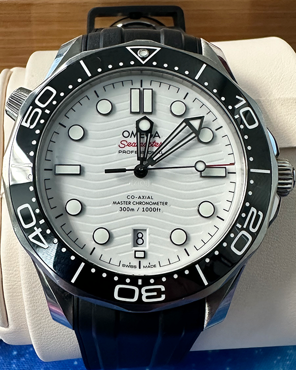 2022 Omega Seamaster Diver 300M 42MM White Dial Rubber Strap (210.30.42.20.04.001)