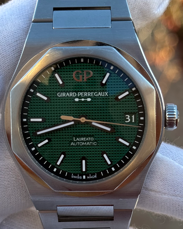 2023 Girard Perregaux Laureato 42MM Green Dial Steel Bracelet (81010-11-3153-1CM)