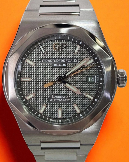 2025 Girard Perregaux Laureato 38MM Sage Green Dial Steel Bracelet (81005-11-3407-1CM)