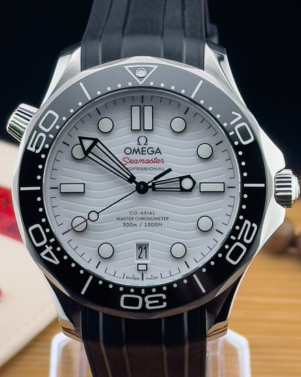 2022 Omega Seamaster Diver 300M 42MM White Dial Rubber Strap (210.32.42.20.04.001)