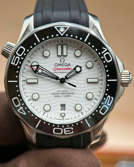 2025 Omega Seamaster Diver 300M 42MM White Dial Rubber Strap (210.32.42.20.04.001)