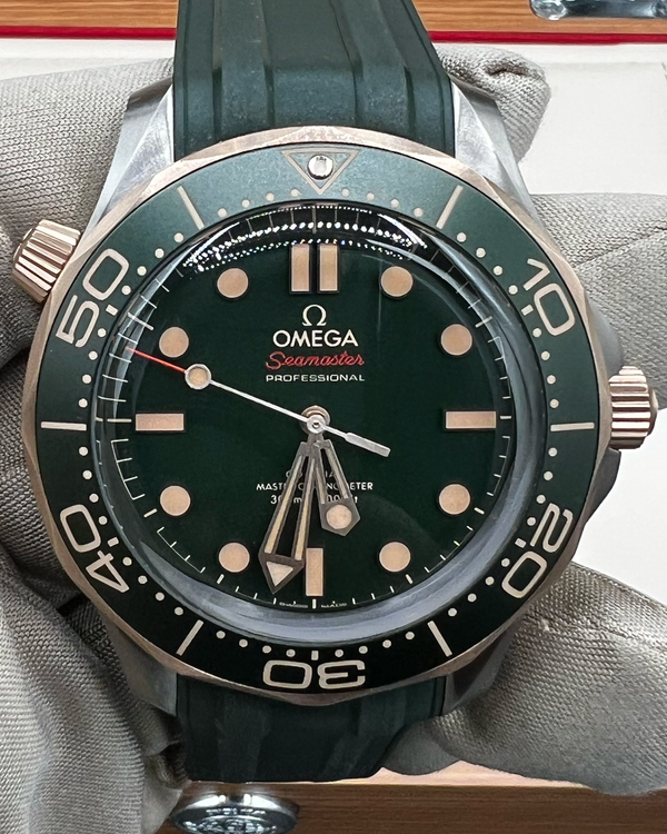 2025 Omega Seamaster Diver 300M 42MM Green Dial Rubber Strap (210.92.42.20.10.001)