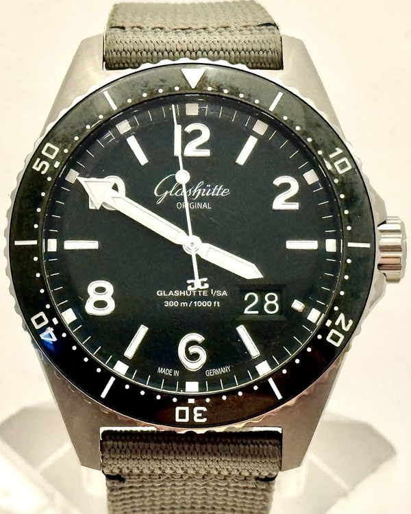 2022 Glashütte Original SeaQ Panorama Date 43.2MM Green Dial Textile Strap (1-36-13-07-83-34)