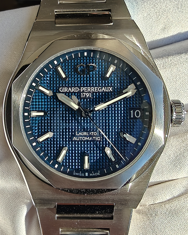2025 Girard Perregaux Laureato 42MM Blue Dial Steel Bracelet (81010-11-431-11A)