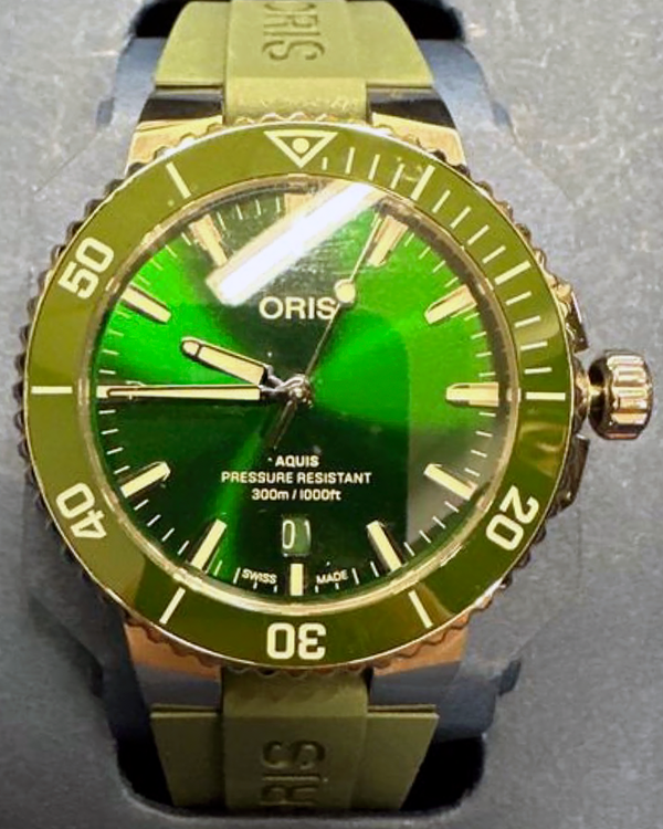 Oris Aquis Date 41.5MM Green Dial Rubber Strap (01 733 7787 4157)