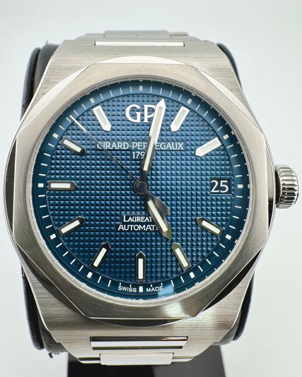 No Reserve - 2021 Girard Perregaux Laureato 42MM Blue Dial Steel Bracelet (81010-11-431-11A)