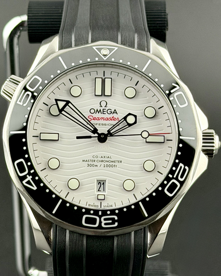 2022 Omega Seamaster Diver 300M 42MM White Dial Rubber Strap (210.32.42.20.04.001)