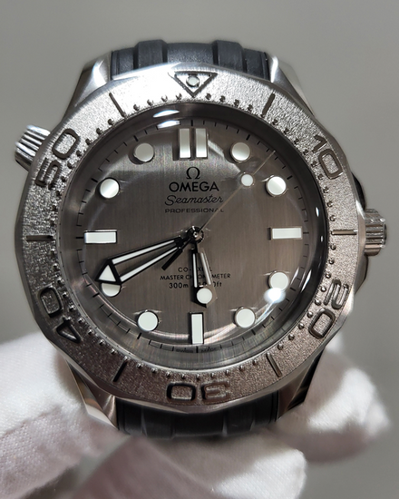 No Reserve - 2025 Omega Seamaster Diver 300M 42MM Grey Dial Rubber Strap (210.32.42.20.06.002)