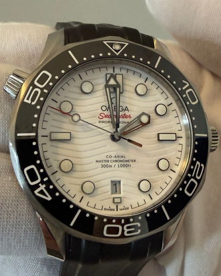 2022 Omega Seamaster Diver 300M 42MM White Dial Rubber Strap (210.30.42.20.04.001)