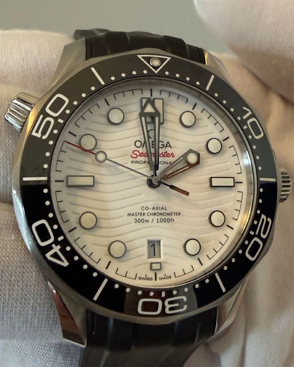 2020 Omega Seamaster Diver 300M 42MM White Dial Rubber Strap (210.30.42.20.04.001)