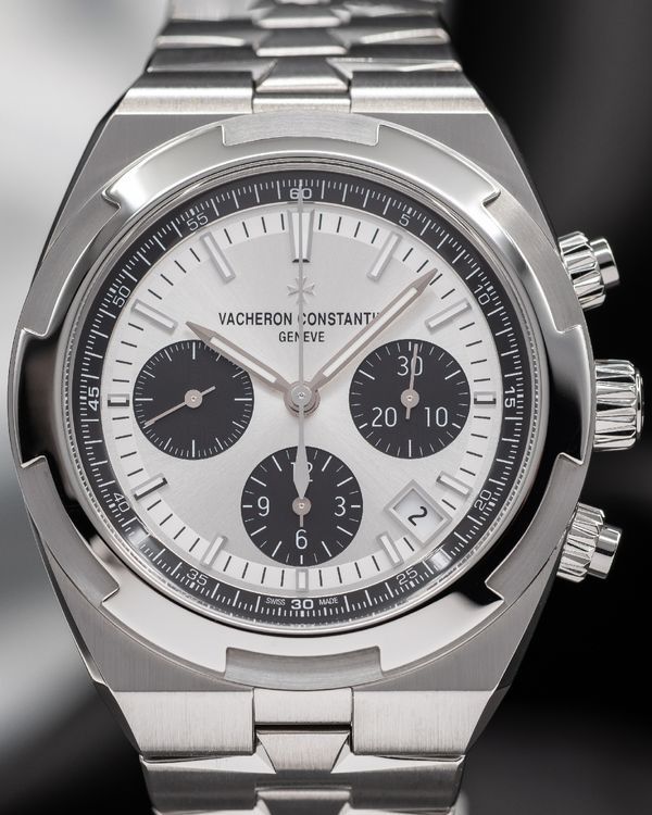 2023 Vacheron Constantin Overseas Chronograph 42.5MM White Dial Steel Bracelet (5520V/210A-B686)