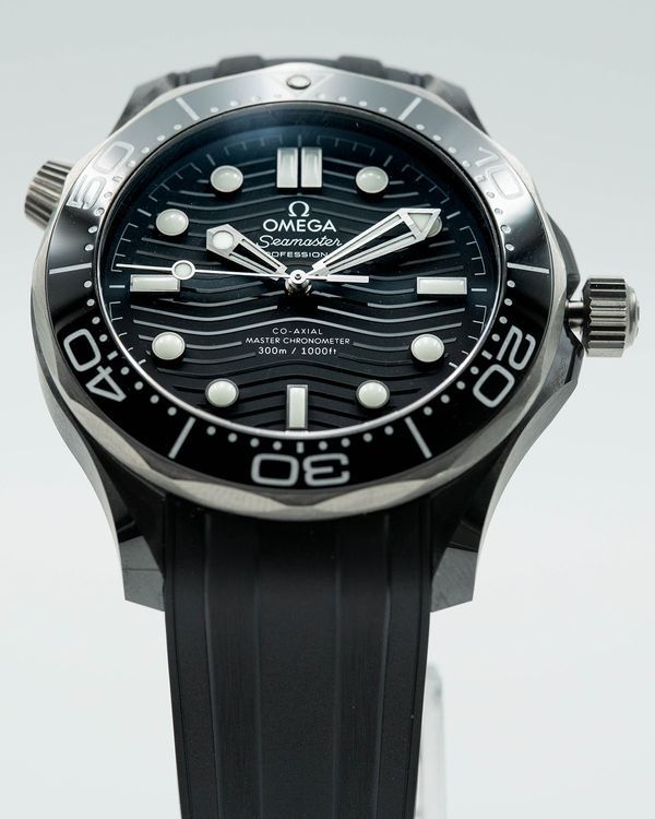 2020 Omega Seamaster Diver 300M 43.5MM Black Dial Rubber Strap (210.92.44.20.01.001)