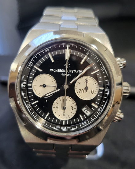 2023 Vacheron Constantin Overseas Chronograph "Reverse Panda" 42.5MM Black Dial Steel Bracelet (5500V/110A-B481)