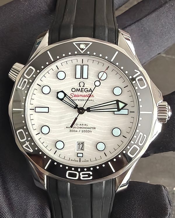 2024 Omega Seamaster Diver 300M 42MM White Dial Rubber Strap (210.32.42.20.04.001)
