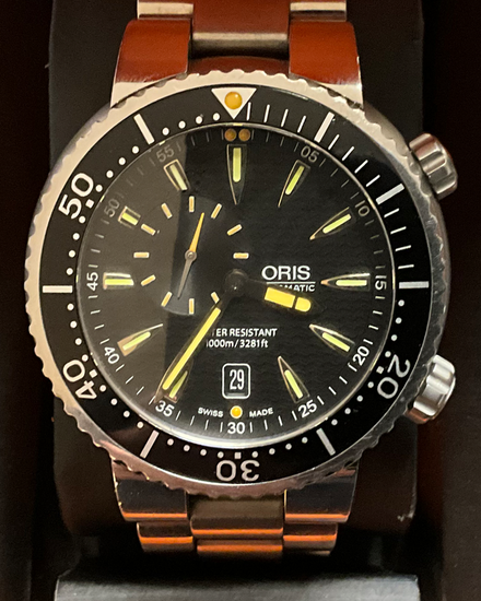 Oris Divers Small Second Date 47MM Black Dial Steel Bracelet (01 743 7609 8454-07 8 24 01PEB)