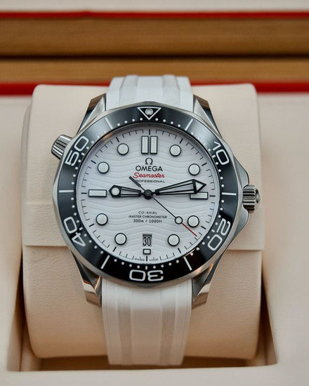No Reserve - 2025 Omega Seamaster Diver 300M 42MM White Dial Rubber Strap (210.32.42.20.04.001)