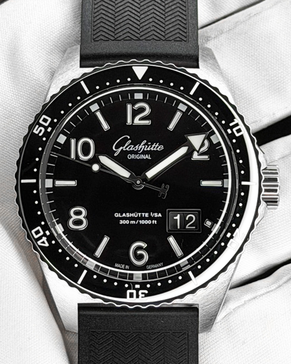 2023 Glashütte Original SeaQ Panorama Date 43.2MM Black Dial Rubber Strap (1-36-13-01-80-33)
