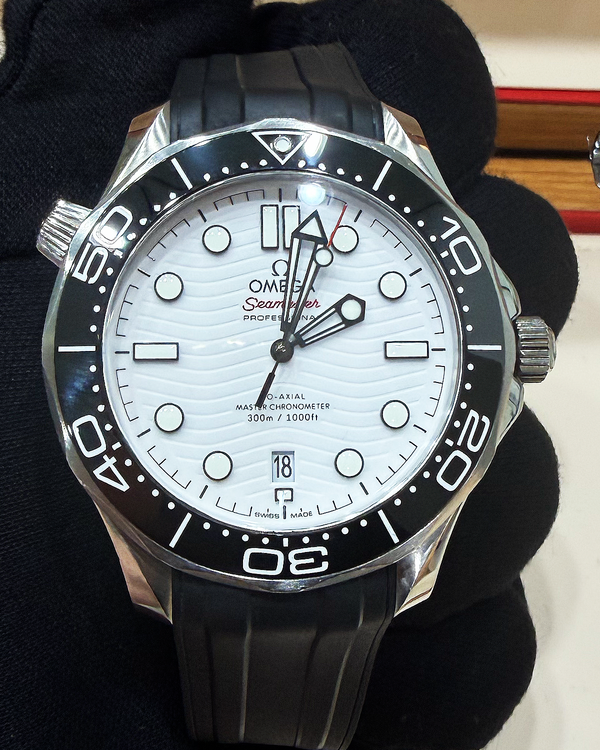 2002 Omega Seamaster Diver 300M 42MM White Dial Rubber Strap (210.32.42.20.04.001)