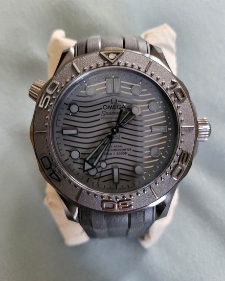 2021 Omega Seamaster Diver 300M "Black Black" 43.5MM Black Dial Rubber Strap (210.92.44.20.01.003)
