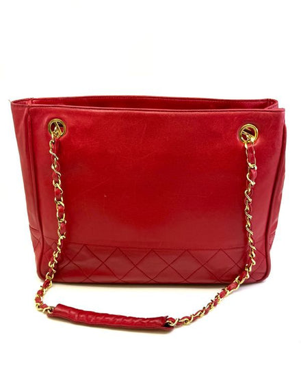 Chanel Matelasse 8.5 x 12 x 2.25IN Gold-Toned Hardware Leather Strap (Chanel Matelassé)