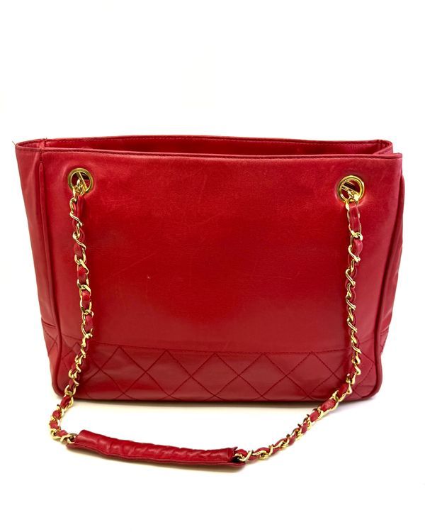 Chanel Matelasse 8.5 x 12 x 2.25IN Gold-Toned Hardware Leather Strap (Chanel Matelassé)