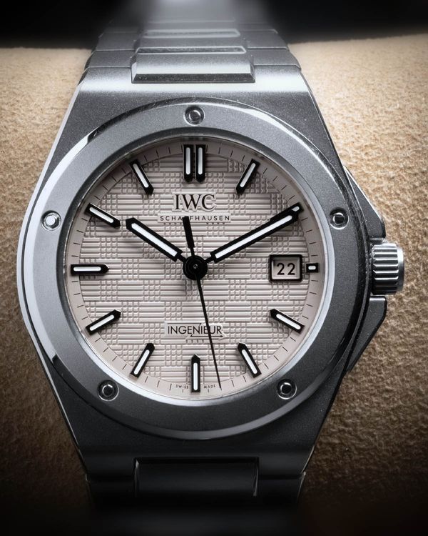 2024 IWC Schaffhausen Ingenieur 40MM Grey Dial Titanium Bracelet (IW328904)