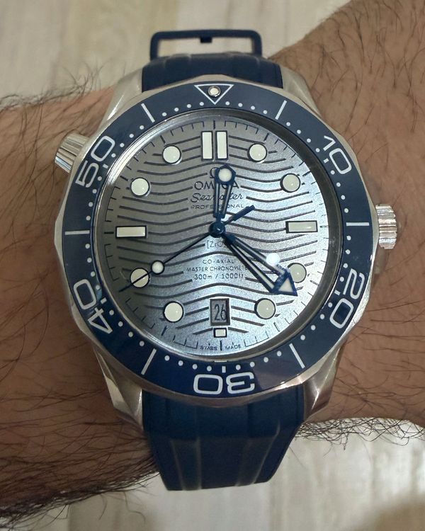 2018 Omega Seamaster Diver 300M 42MM Grey Dial Rubber Strap (210.32.42.20.06.001)