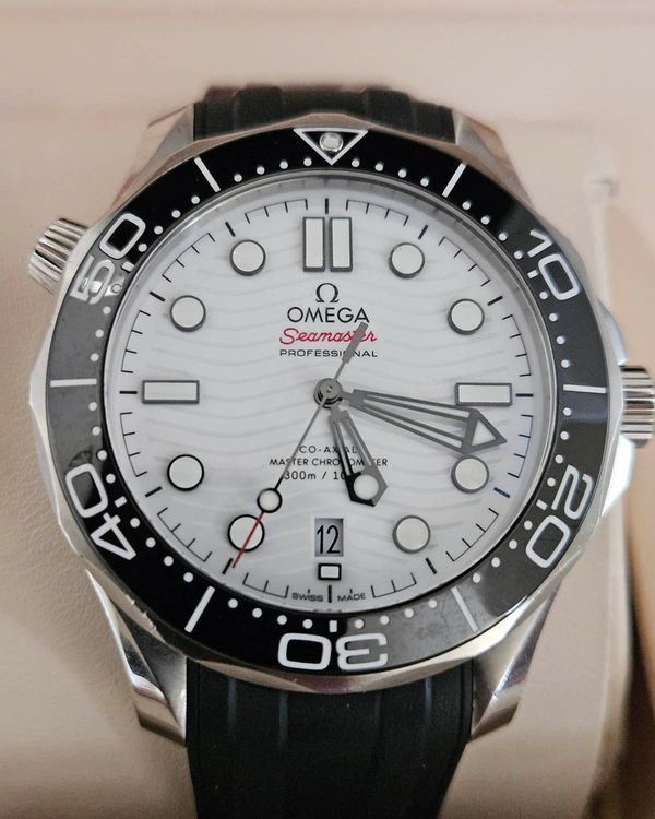 2021 Omega Seamaster Diver 300M 42MM White Dial Rubber Strap (210.32.42.20.04.001)