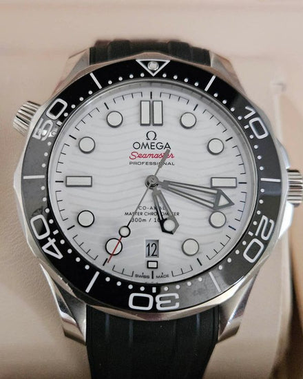 2021 Omega Seamaster Diver 300M 42MM White Dial Rubber Strap (210.32.42.20.04.001)