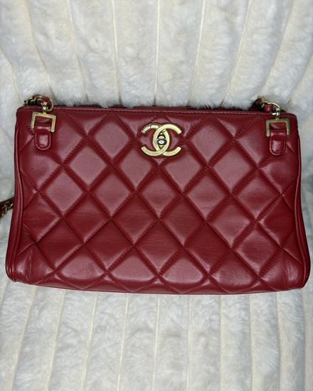 Chanel Matelasse 8.5 x 12 x 2.25IN Gold-Toned Hardware Leather Strap (Chanel Matelassé)