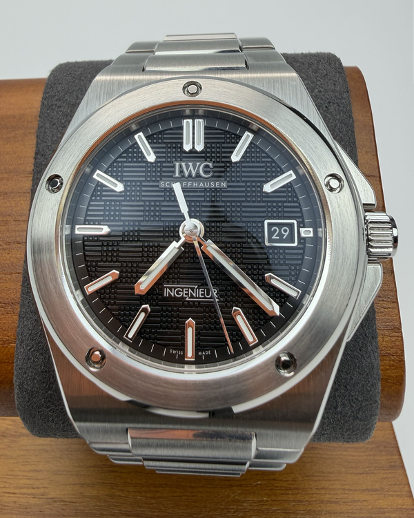 2024 IWC Schaffhausen Ingenieur 40MM Black Dial Steel Bracelet (IW328901)