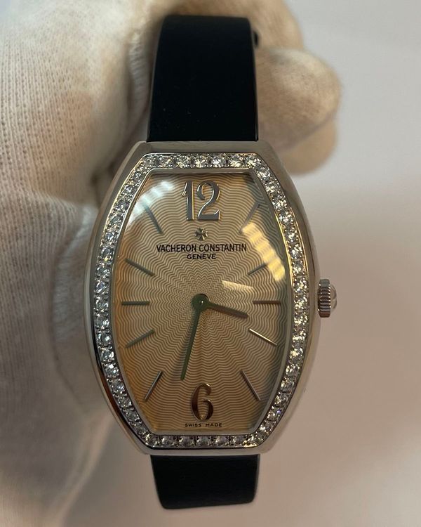 Vacheron Constantin Égérie Tonneau 27.5MM Quartz Champagne Dial Leather Strap (25540/000G-9051)