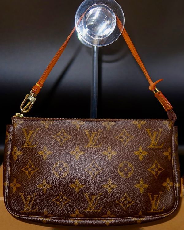 No Reserve - Louis Vuitton Liv Pochette