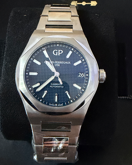2022 Girard Perregaux Laureato 42MM Blue Dial Steel Bracelet (81010-11-431-11A)