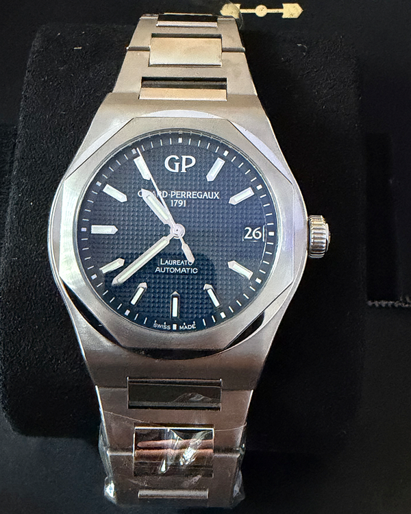 2022 Girard Perregaux Laureato 42MM Blue Dial Steel Bracelet (81010-11-431-11A)