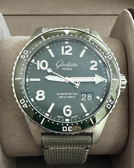 2026 Glashütte Original SeaQ Panorama Date 43.2MM Green Dial Textile Strap (1-36-13-07-83-34)
