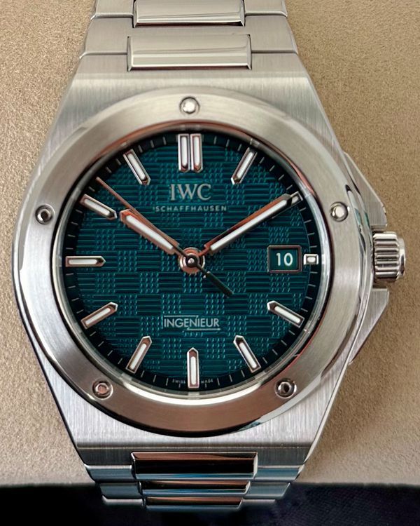 2025 IWC Schaffhausen Ingenieur 40MM Green Dial Steel Bracelet (IW328903)