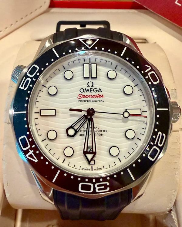 2025 Omega Seamaster Diver 300M 42MM White Dial Rubber Strap (210.32.42.20.04.001)
