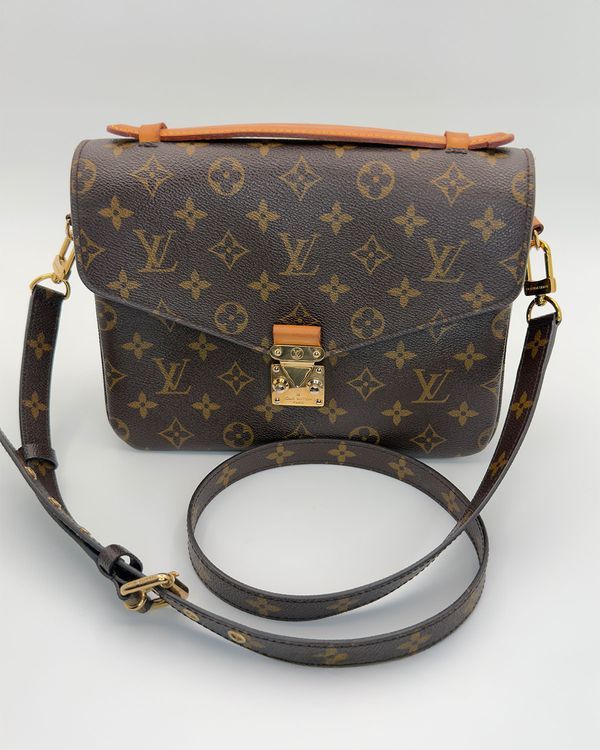 No Reserve - Louis Vuitton Liv Pochette