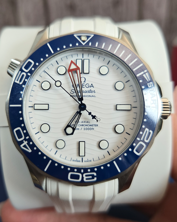 2024 Omega Seamaster Diver 300M America's Cup 41MM White Dial Rubber Strap (210.32.42.20.04.002)